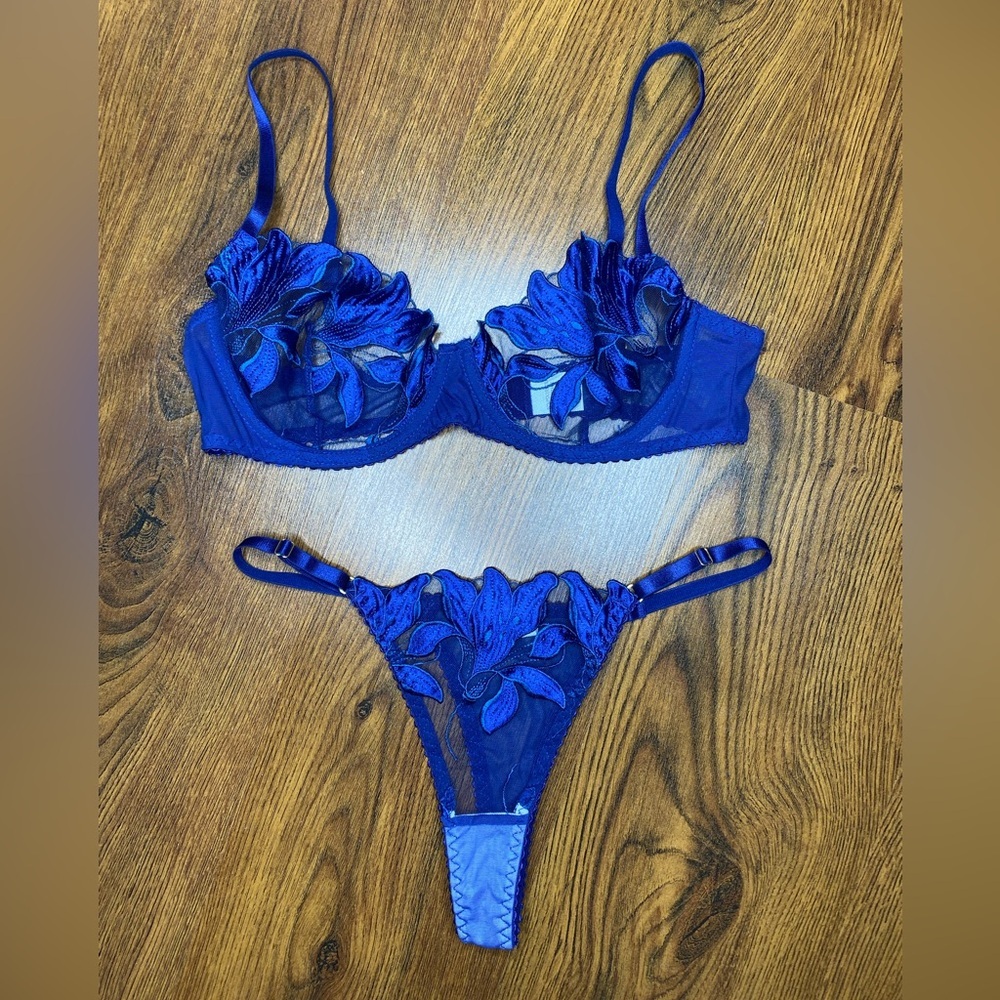 🎀🌷 NWT 🌷🎀 Navy Blue Floral Embroidery 2 Pc Elegant Lingerie Set Bra & Thong